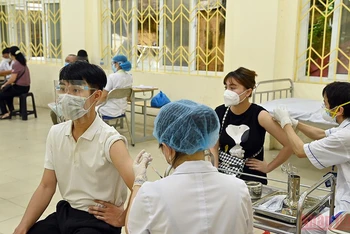 Tiêm vaccine ngừa Covid-19 cho người dân quận Đống Đa, Hà Nội. (Ảnh: DUY LINH)