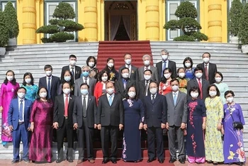Chủ tịch nước Nguyễn Xuân Phúc và Đoàn đại biểu Trung ương Hội Người cao tuổi Việt Nam. (Ảnh: TTXVN)