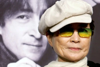 Yoko Ono và bức ảnh ca sĩ John Lennon. (Ảnh: Reuters)