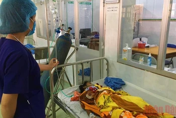 Bệnh nhi bị ngộ độc nấm đang được điều trị ở Bệnh viện đa khoa huyện Minh Hóa.