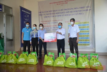 Tổ chức GNI trao quà hỗ trợ tại quận Tân Phú.