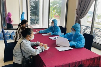 Thành phố Quy Nhơn, tỉnh Bình Định tổ chức tiêm chủng diện rộng cho người dân toàn thành phố. (Ảnh: CÁT HÙNG)