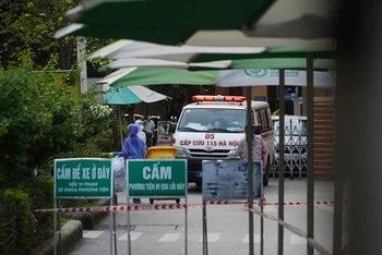 Quận Hoàn Kiếm cách ly y tế tầng 8 tòa nhà D Bệnh viện Việt Đức liên quan đến ca nhiễm Covid-19 mới. (Ảnh: Công Thọ)