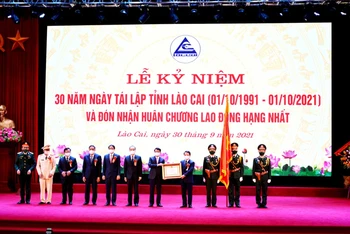 Tỉnh Lào Cai đón nhận Huân chương Lao động hạng Nhất của Đảng và Nhà nước trao tặng.