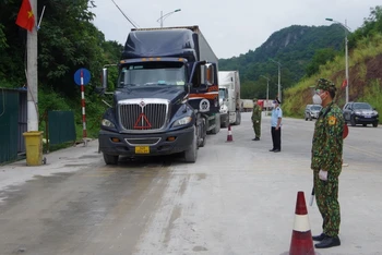 Các lực lượng biên phòng, hải quan, làm nhiệm vụ phân luồng giao thông cho xe chở hàng hóa xuất nhập khẩu qua cửa khẩu Tân Thanh.