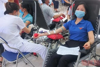 Thanh niên huyện Điện Biên tham gia hiến máu tại chương trình.