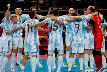 Các cầu thủ đội tuyển Argentina ăn mừng chiến thắng. (Ảnh: FIFA)