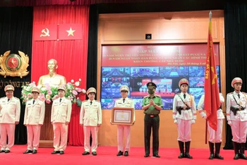 Thừa ủy quyền của lãnh đạo Đảng, Nhà nước, Bộ trưởng Công an Tô Lâm trao Huân chương Quân công hạng Nhì tặng Cục Cảnh sát PCCC & CNCH.