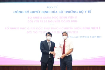 Thứ trưởng Y tế Nguyễn Trường Sơn trao quyết định cho TS, BS Nguyễn Công Hựu – Giám đốc Bệnh viện E.