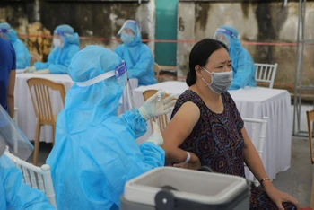 Đoàn nhân viên y tế tỉnh bạn, tiêm phòng vaccine cho người dân TP Phủ Lý.