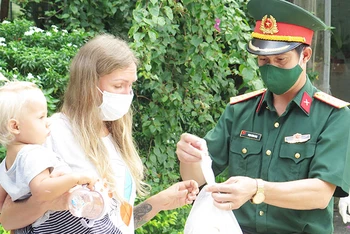 Hội Hữu nghị Việt - Nga phối hợp Liên hiệp các tổ chức hữu nghị tỉnh Khánh Hòa trao quà tặng công dân Nga đang gặp khó khăn do dịch Covid-19 tại Khánh Hòa. Ảnh: TTXVN
