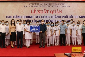 Gặp mặt đoàn cán bộ y tế hỗ trợ TP Hồ Chí Minh chống dịch Covid-19. (Ảnh: MINH TUẤN) 