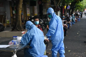 Quận Hoàn Kiếm triển khai test nhanh sau khi ghi nhận 2 ca nhiễm trên địa bàn.