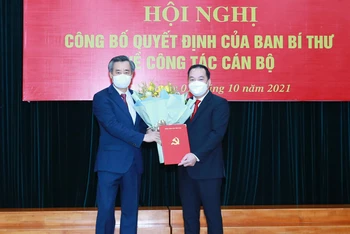 Đồng chí Nguyễn Quang Dương, Ủy viên T.Ư Đảng, Phó Trưởng Ban Tổ chức Trung ương trao Quyết định.