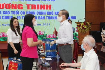 Chủ tịch Ủy ban Mặt trận Tổ quốc thành phố Hà Nội trân trọng gửi các phần quà tới tận tay người cao tuổi.