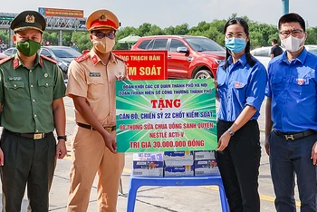 Trao tặng nhu yếu phẩm tặng cán bộ, chiến sĩ làm nhiệm vụ tại 22 chốt kiểm soát dịch bệnh ở cửa ngõ Thủ đô.