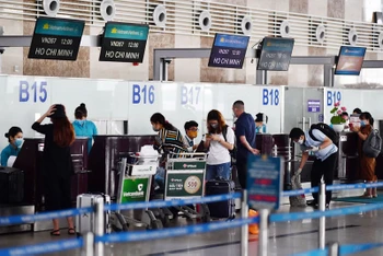 Hành khách làm thủ tục tại sân bay Nội Bài. (Ảnh: Cục Hàng không Việt Nam cung cấp)