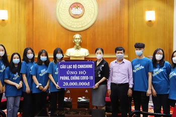 Các em học sinh Trường Trung học phổ thông Chuyên Ngoại ngữ Hà Nội ủng hộ 20 triệu đồng phòng, chống dịch Covid-19. Ảnh: Hương Diệp.