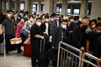 Người dân xếp hàng tại ga tàu ở thủ đô Bắc Kinh chuẩn bị cho kỳ nghỉ Tuần lễ Vàng hôm 29/9 (Ảnh: REUTERS)