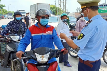 Tại chốt kiểm dịch liên ngành cầu Tân Đệ (giáp ranh tỉnh Nam Định).