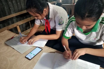 Nhiều học sinh thiếu thiết bị học trực tuyến, phải học chung bằng điện thoại di động.