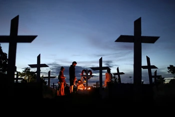 Người thân cầu nguyện cho một nạn nhân đã qua đời vì Covid-19 tại nghĩa trang Parque Taruma ở TP Manaus, Brazil. (Ảnh: Reuters)