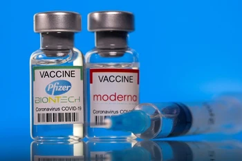 Vaccine ngừa Covid-19 của hãng Pfizer/BioNTech và hãng Moderna sản xuất theo công nghệ mRNA. (Ảnh: Reuters)
