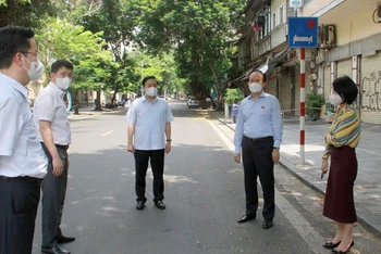 Lãnh đạo TP Hà Nội nghe lãnh đạo UBND quận Hoàn Kiếm và Sở Y tế Hà Nội báo cáo về việc kiểm soát tình hình dịch tại Bệnh viện Việt - Đức. (Ảnh: VIỆT TUẤN)