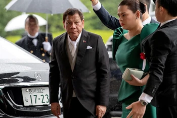 Tổng thống Philippines Rodrigo Duterte cùng con gái - bà Sara Duterte-Carpio đến dự lễ lên ngôi của Nhật hoàng Naruhito tại Tokyo, Nhật Bản, ngày 22/10/2019. (Ảnh: Pool/Reuters)