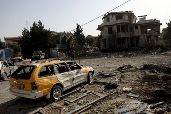 Hiện trường một vụ nổ bom xe ở Kabul, Afghanistan, ngày 4/8/2021. (Ảnh: Reuters)