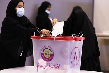 Cử tri Qatar lần đầu tiên tham gia bỏ phiếu bầu ra 2/3 thành viên Hội đồng Shura (Quốc hội), Doha, Qatar, ngày 2/10/2021. (Ảnh: Reuters)