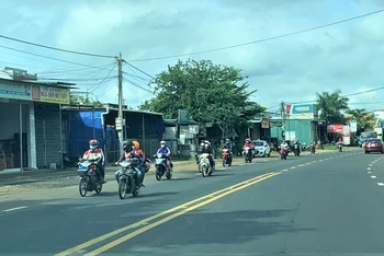 Người dân từ các tỉnh phía nam đi xe máy về Tây Nguyên ngang qua địa bàn tỉnh Đắk Lắk.