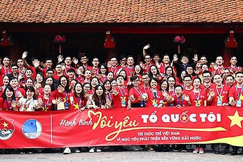 Đại biểu Diễn đàn Trí thức trẻ Việt Nam toàn cầu lần thứ 3 tham quan Văn Miếu - Quốc Tử Giám.