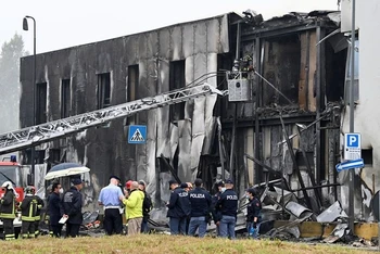Hiện trường vụ tai nạn máy bay ở San Donato Milanese, Italia. (Ảnh: Reuters)