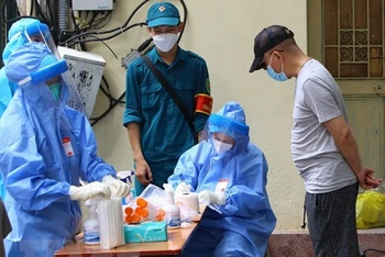 Hà Nội xét nghiệm diện rộng cho cư dân quanh Bệnh viện Việt - Đức