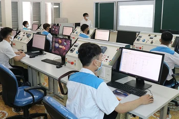 Giờ học ứng dụng công nghệ tại Trường cao đẳng Cơ điện Hà Nội.