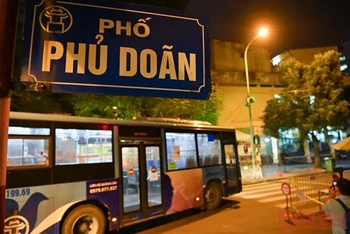 8 chiếc xe buýt được điều động để đưa các F1 liên quan đến ổ dịch tại Bệnh viện Việt Đức đi cách ly. (Ảnh: Duy Linh)