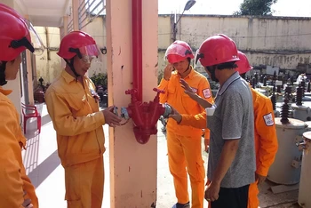 Công nhân ngành điện Miền Nam thực hành thao tác với các thiết bị phòng cháy chữa cháy tại đơn vị.