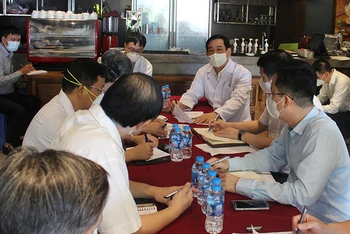 PGS, TS Lương Ngọc Khuê họp cùng các đơn vị và lãnh đạo Bệnh viện Việt Đức. (Ảnh: LÊ HẢO)