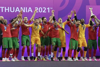 Các cầu thủ Bồ Đào Nha ăn mừng chức vô địch Futsal World Cup 2021. (Ảnh: UEFA)