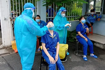 Công ty FRONICS, KCX Tân Thuận test nhanh, kiểm tra y tế cho công nhân sáng 4/10.