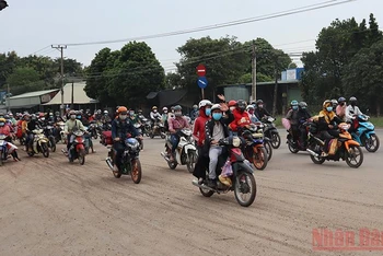 Trong những ngày gần đây, dòng người di chuyển qua địa phận tỉnh Bình Phước khá đông.