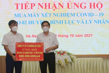 Lãnh đạo tỉnh Hà Nam tiếp nhận kinh phí ủng hộ từ đại diện các doanh nghiệp.