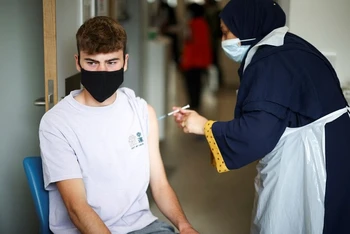 Tiêm vaccine ngừa Covid-19 tại Bệnh viện Trung tâm Middlesex ở thủ đô London, Vương quốc Anh ngày 1/8/2021. (Ảnh: Reuters)