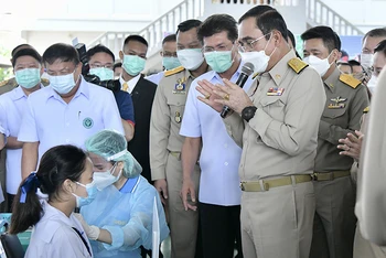 Thủ tướng Thái Lan Prayut Chan-o-cha dự lễ khai trương chương trình tiêm vaccine cho học sinh tại Bangkok. (Ảnh: Chính phủ Thái Lan)