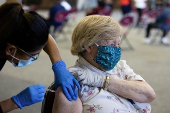 Tiêm vaccine ngừa Covid-19 cho người cao tuổi tại Mỹ. (Ảnh: Reuters)