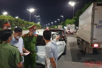 Lực lượng Công an TP Hạ Long xử lý các lái xe vi phạm quy định phòng, chống dịch. (Ảnh: Quang Thọ)