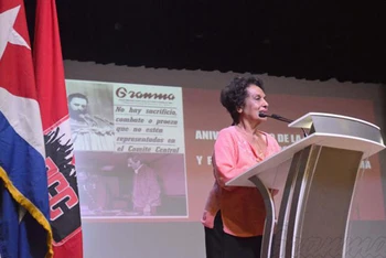 Nhà báo Marta Rojas phát biểu tại lễ kỷ niệm 50 năm ngày thành lập báo Granma. (Ảnh: Anabel Díaz)