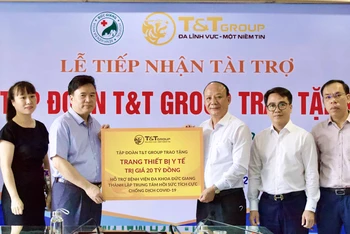 Ông Nguyễn Tất Thắng, Phó Tổng Giám đốc Tập đoàn T&T Group trao ủng hộ cho TS, BS Nguyễn Văn Thường, Giám đốc Bệnh viện đa khoa Đức Giang.