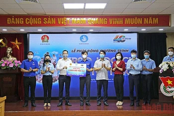 Đại diện Hội đồng Đội Trung ương và Trung ương Hội Sinh viên Việt Nam tiếp nhận 4.000 bộ dụng cụ học tập từ Tập đoàn Thiên Long. 